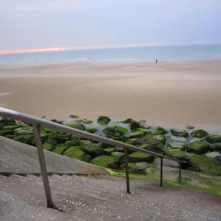 Sunlit Near The Beach In Appartement